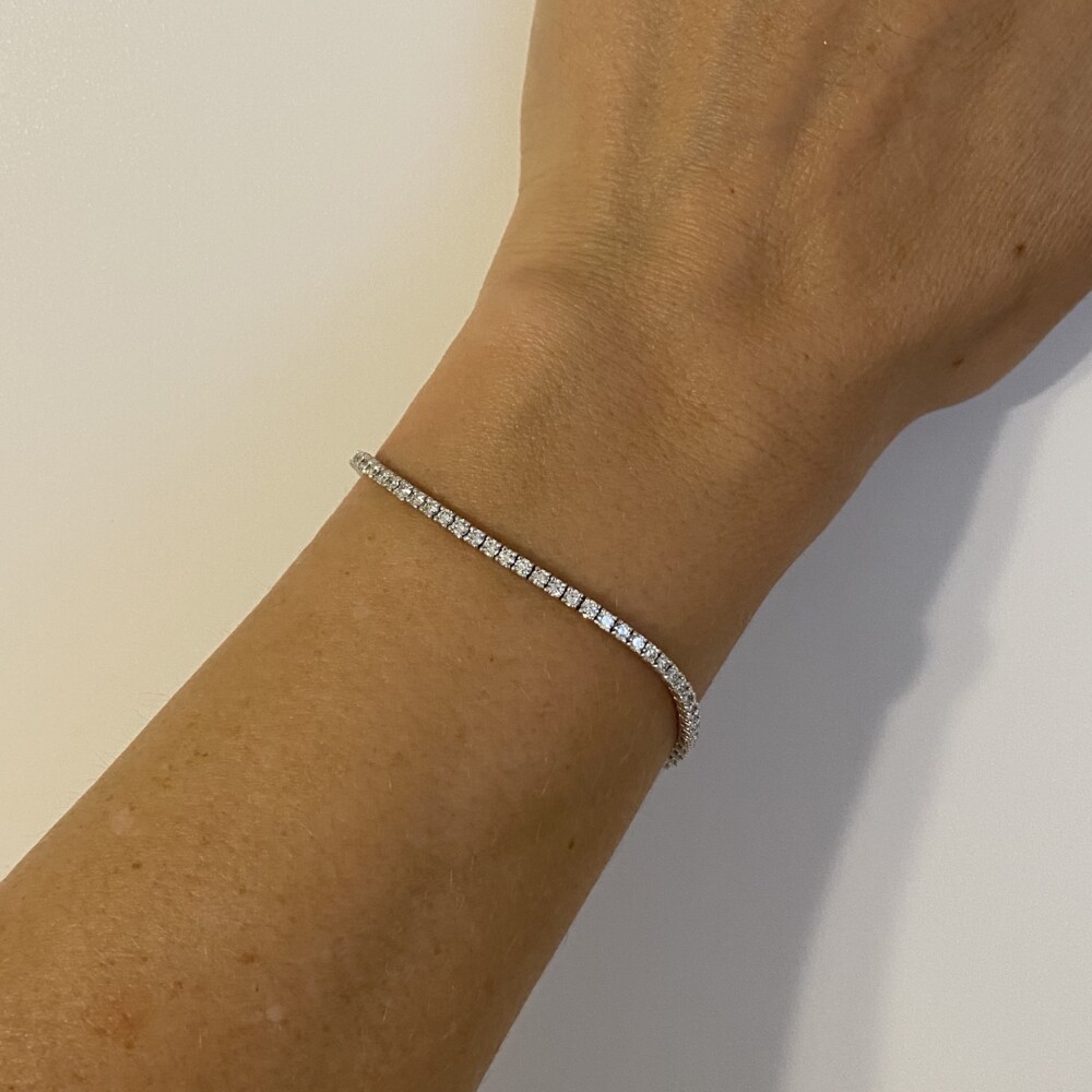 Beautiful & Classic, this straight line diamond tennis bracelet has 76 natural round brilliant diamonds weighing 2.67tcw. 6.5g gross weight and 7" long<div style="position: initial; margin: initial;"><span style="font-size: 16.8px; position: initial; margin: initial;"><a href="https://youtu.be/laqrgF7GasU" title="https://youtu.be/laqrgF7GasU" style="text-decoration: none;">https://youtu.be/laqrgF7GasU</a></span><br style="position: initial; margin: initial;"></div> 14K WG Straight Line Diamond Tennis Bracelet 2.67tcw, 7"