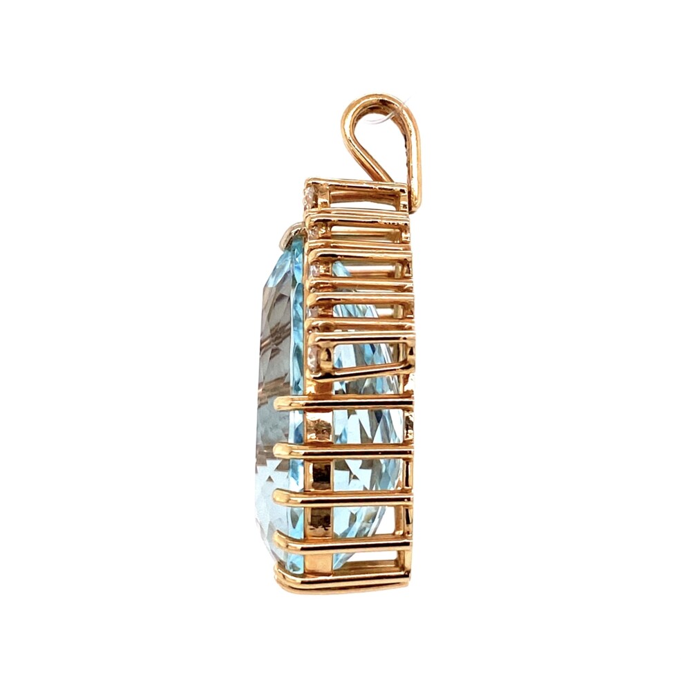 10 round brilliants are 1.20tcw
1 Pear shaped aquamarine measures to an approx. 20ct.<div style="position: initial; margin: initial;"><span style="font-size: 16.8px; position: initial; margin: initial;"><a href="https://youtu.be/tTRNjQczYEs" title="https://youtu.be/tTRNjQczYEs" style="text-decoration: none;">https://youtu.be/tTRNjQczYEs</a></span><br style="position: initial; margin: initial;"></div> 14K YG 20ct Pear Shape Aquamarine Pendant 1.20tcw Diamonds 9.0g