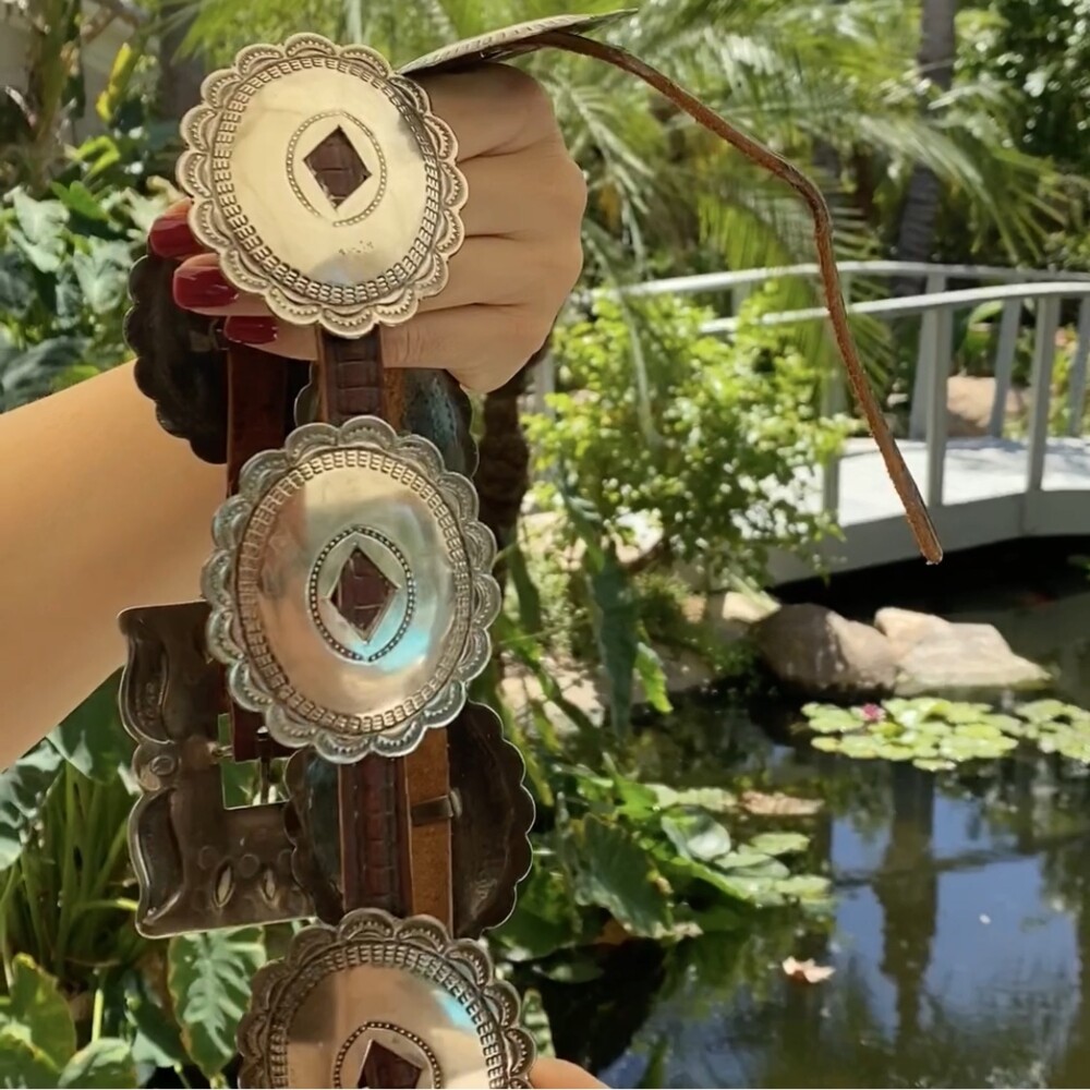 7 handmade silver stations plus a buckle make up this beautiful Navajo made concho belt<div style="position: initial; margin: initial;"><span style="font-size: 16.8px; position: initial; margin: initial;"><a href="https://youtu.be/FhUp6sKUk2I" title="https://youtu.be/FhUp6sKUk2I" style="text-decoration: none;">https://youtu.be/FhUp6sKUk2I</a></span><br style="position: initial; margin: initial;"></div> 925 Sterling Native 7 Concho Belt Plus Buckle 281.1g