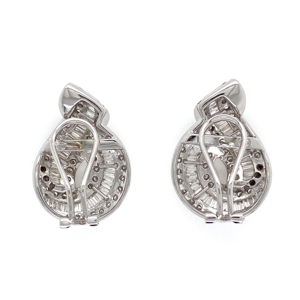 The beautiful earrings have both round brilliant diamonds and tapered baguette cuts with color F-H and VS2/SI1 clarity.<div style="position: initial; margin: initial;"><span style="font-size: 16.8px; position: initial; margin: initial;"><a href="https://youtu.be/QBrPZDCr99E" title="https://youtu.be/QBrPZDCr99E" style="text-decoration: none;">https://youtu.be/QBrPZDCr99E</a></span><br style="position: initial; margin: initial;"></div> 18K WG Knot Cluster Pave 4.50tcw Diamond Earrings 14.6g