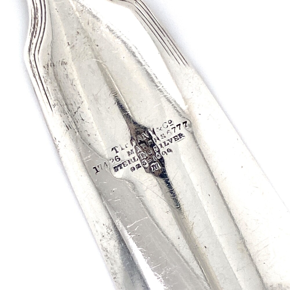 This wonderful Tiffany & Co Sterling Shoe Horn is c1900 and has lots of fun detail & geometric shapes on the handle. It is stamped, "TIFFANY & CO, 17426 MAKERS 6777, STERLING SILVER, 925-1000, M"<div style="position: initial; margin: initial;"><br style="position: initial; margin: initial;"></div><div style="position: initial; margin: initial;"><span style="font-size: 16.8px; position: initial; margin: initial;"><a href="https://youtu.be/v-snEvCbfdQ" title="https://youtu.be/v-snEvCbfdQ" style="text-decoration: none;">https://youtu.be/v-snEvCbfdQ</a></span><br style="position: initial; margin: initial;"></div> 925 Sterling Tiffany & Co Shoe Horn 65.8g, c1900