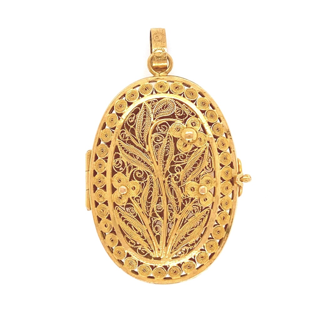 <div>This rare locket has amazing detail and scroll work - it looks to be 100% made by hand which is very rare!</div><div><br></div><span style="font-size: 16.8px; position: initial; margin: initial;"><a href="https://youtu.be/zLYjgNjYYUU" title="https://youtu.be/zLYjgNjYYUU" style="text-decoration: none;">https://youtu.be/zLYjgNjYYUU</a></span> 22K YG Filigree Openable Locket 5.9g, 1.33" Tall