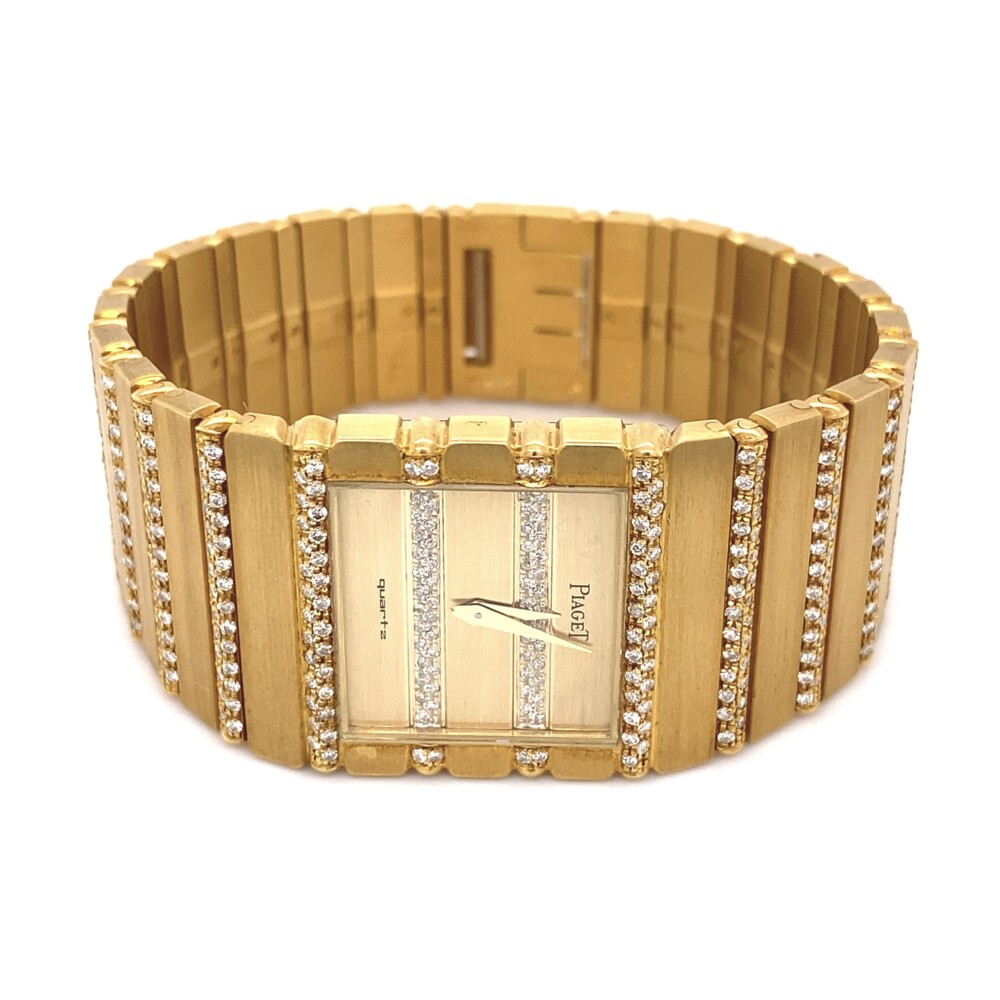 This is a rare Piaget polo with 493 round diamonds approx. 2.50tcw and in mint condition with no apparent wear.
Serial #397736
Bracelet #587
Length 6.5" Piaget Polo 7131 c705 2.50tcw Diamond Yellow Gold Watch 6.5"