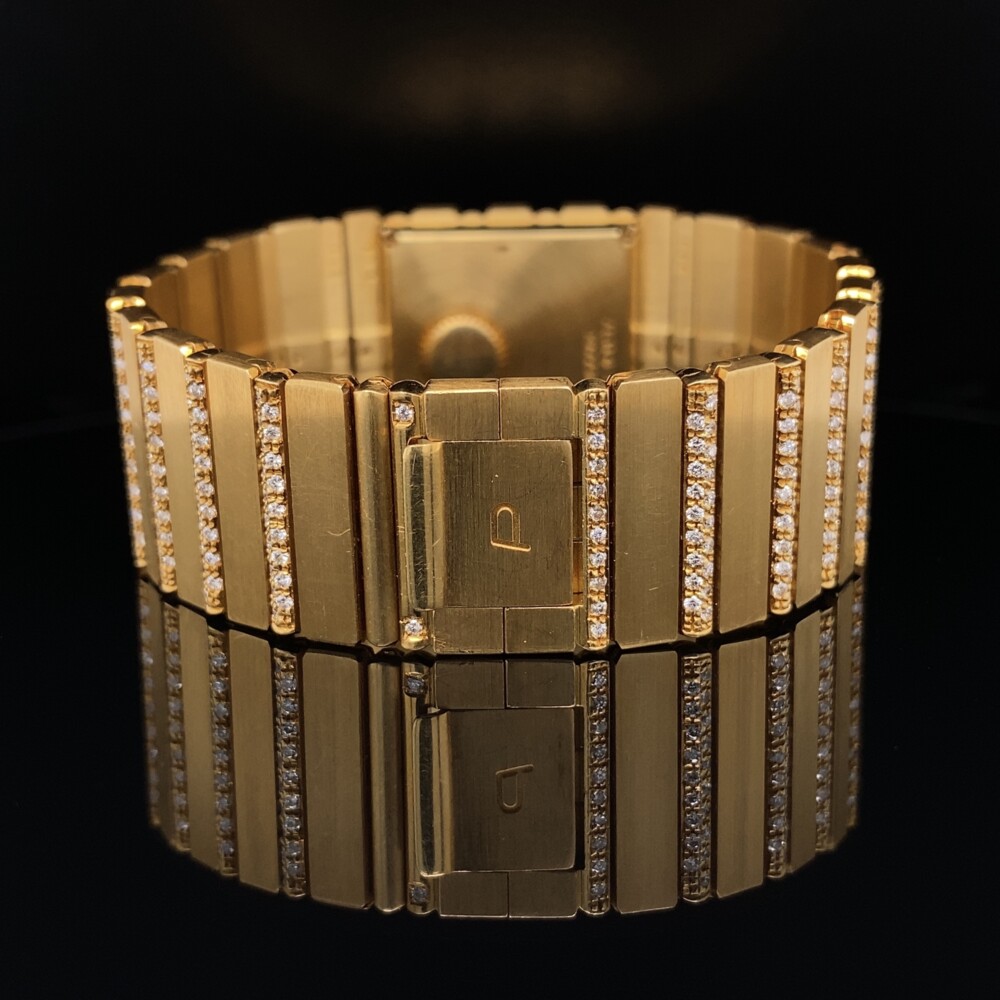 This is a rare Piaget polo with 493 round diamonds approx. 2.50tcw and in mint condition with no apparent wear.
Serial #397736
Bracelet #587
Length 6.5" Piaget Polo 7131 c705 2.50tcw Diamond Yellow Gold Watch 6.5"