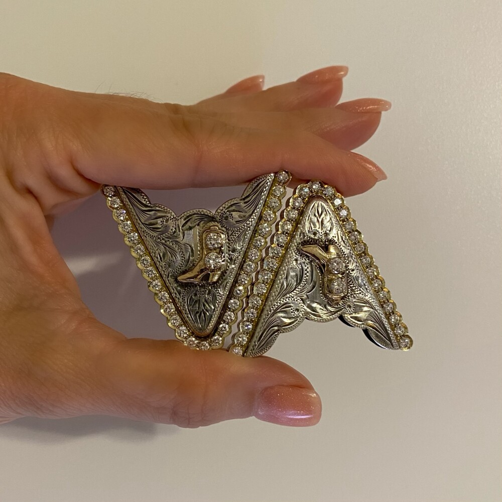 Check out these amazing collar tips in 925 Sterling, 10K & 18K yellow gold with cowboy boots and 58 round brilliant diamonds approx. 3.48tcw and 4 larger round brilliants are approx. .65tcw. Every diamond is collection quality, Russian cut good E/F color, VS1 clarity judged. The back is stamped, "Sunset Trails Sterling S 10K 18K" Sunset Trails 4.13tcw Diamond Collar Tips 31.7g