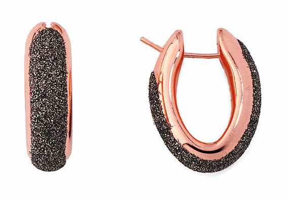 Combining Italian goldsmith tradition with stylistic innovation, organic products undergo a nano-technological process to create micro particles that are are cut into hexagonal shapes creating a unique sparkle. Affixed to pure 925 sterling silver and an 18K rose gold vermeil, the flakes give a final eclat of brilliance to these oval hoop earrings brought to you by Pesavento. Polvere Di Sogni Oval Hoop Earrings (Rose Gold And Antelope Dust)