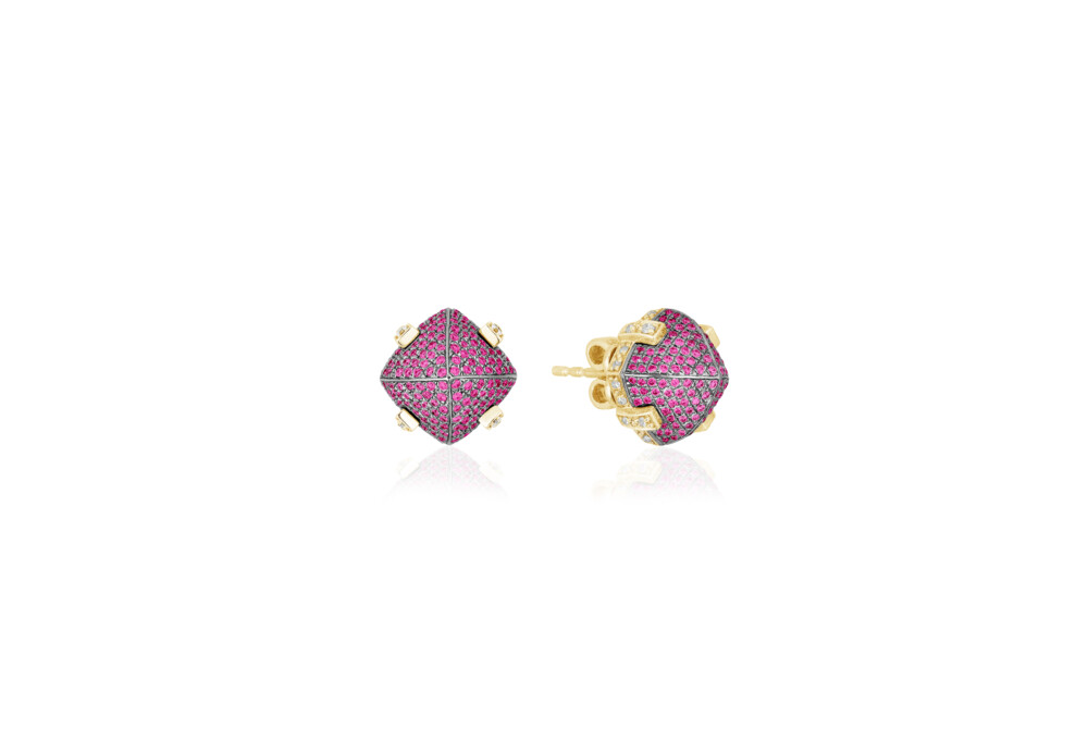These breathtakingly gorgeous 18K yellow gold and black rhodium earrings brought to you by Goshwara and designer Sweta Jain bring style and sophistication. They feature 1.03 carat ruby and 0.17 carat diamonds. Sugarloaf Pave Ruby Earrings