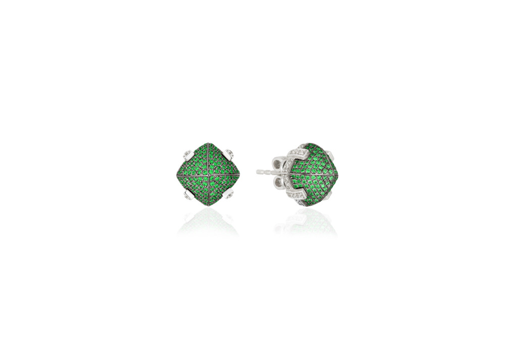 These breathtakingly gorgeous 18K white gold and black rhodium earrings brought to you by Goshwara and designer Sweta Jain bring style and sophistication. They feature 0.77 carat tsavorite and 0.23 carat diamonds. Sugarloaf Pave Tsavorite Earrings