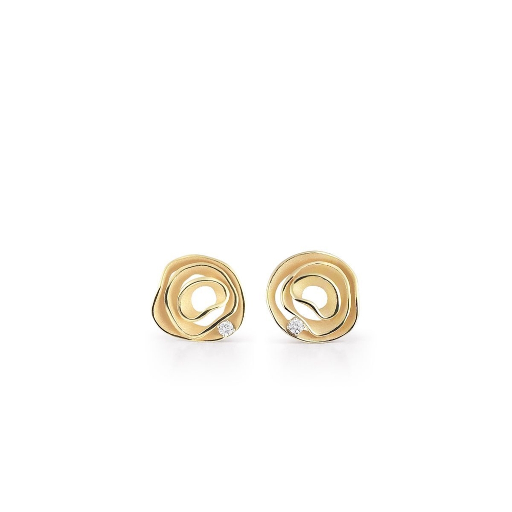 These remarkably beautiful earrings brought to you by Annamaria Cammilli brings true elegance. Part of the Dune collection, it features one diamond and and an awe-inspiring yellow 18 carat gold. Dune Earrings (Yellow Gold)