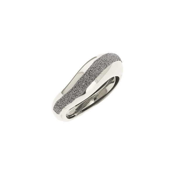 Closeup photo of Wide Diamanti Ring