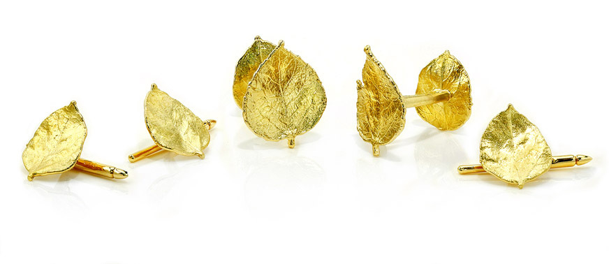 These eye-catching 19K yellow gold cuff links brought to you by Aaron Henry Designs bring heart-stopping elegance. They feature finely detailed medium and small aspen leaves. Aspen Leaf Cuff Links