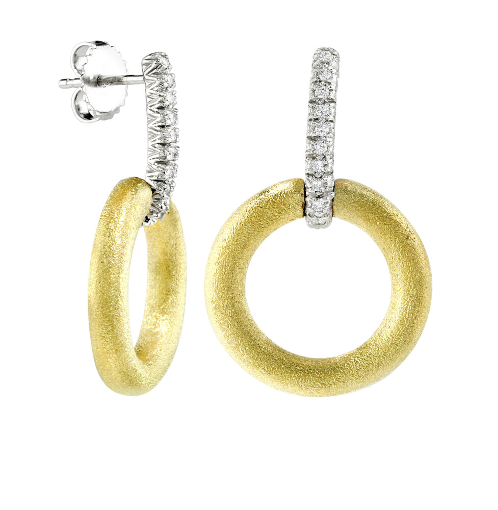 These jaw-dropping earrings brought to you by Aaron Henry Designs bring unrivaled beauty. They feature an 18K white gold 0.15 carat diamond bar and 18K yellow gold hoop. Hoop Earrings With Diamond Bar Stems (Medium)