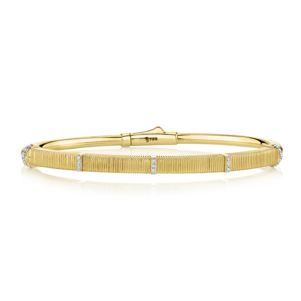 SLOANE STREET SIGNATURE STRIE BRACELET IN 18K YELLOW GOLD FEATURES 5 WHITE DIAMOND PAVE ROUNDEL STATIONS WITH DOUBLE HINGE AND HIDDEN LOCKING CLASP. THIS IS A GREAT STARTER PIECE OR CLASSIC ADD-ON TO ANY CLASSIC BRACELET STACK AND A MUST-HAVE BASIC. Strie And Diamond Bangle