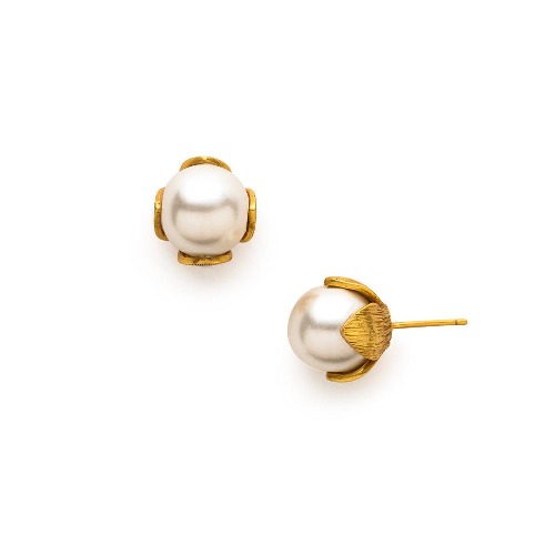 <div style="position: initial; margin: initial;">Luminous shell pearl encased in golden petals. Small size features 8mm pearls.</div> Penelope Stud size Small