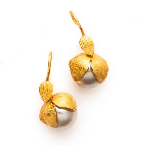 Penelope Pearl Earring features a pearl encased by gold-plated leaves. Penelope Pearl Earring
