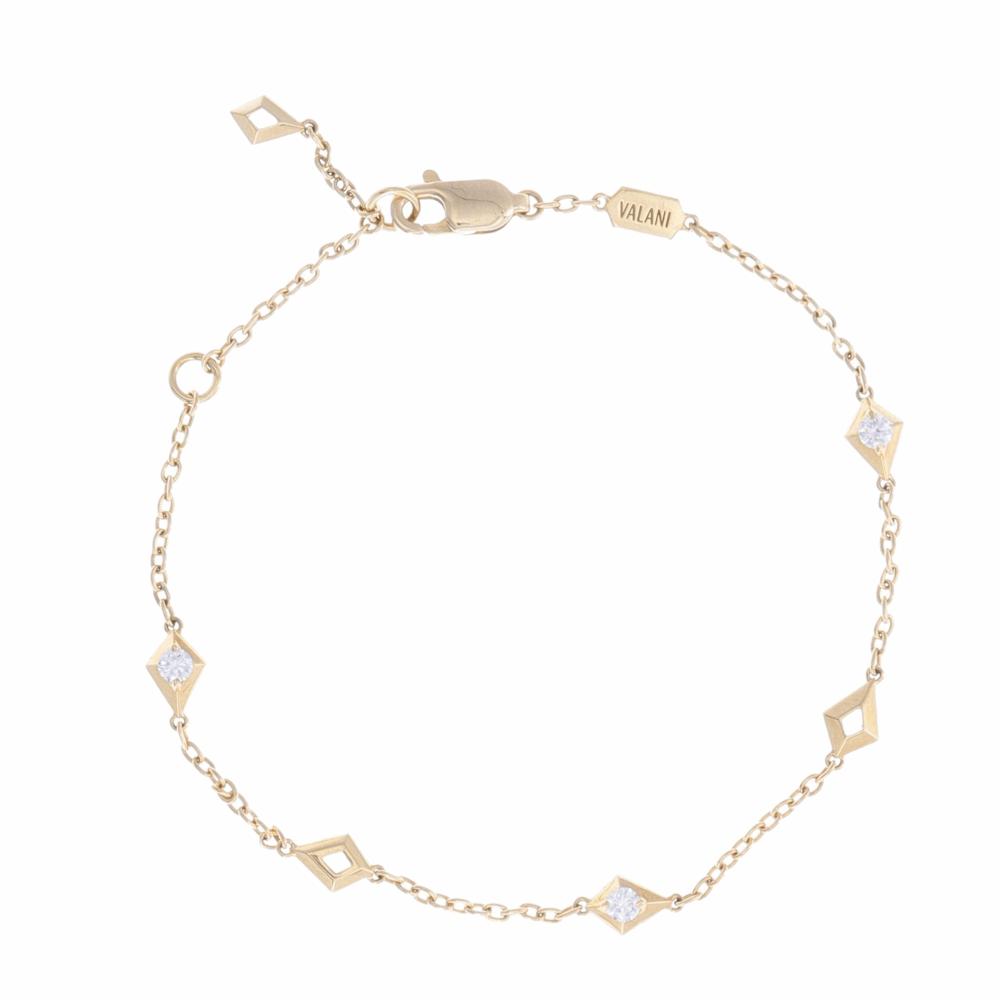 0.18 carats of diamonds in this feminine chain link bracelet. Set in 18k yellow gold this beautiful bracelet is 7.5'' with an extra jump ring. Delicate yet contemporary this bracelet can easily bring new dimension to any bracelet stack. 18k Yellow Gold Diamond Station Link Bracelet with Diamond Center