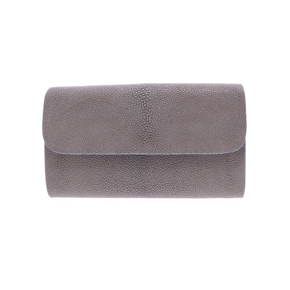 This elegant and sophisticated grey stingray chain bag is a great addition to any purse lovers collection. With the versatility to be worn as either a clutch or over the shoulder, this purse makes a great transitional bag from day to night. Grey Stingray Chain Bag