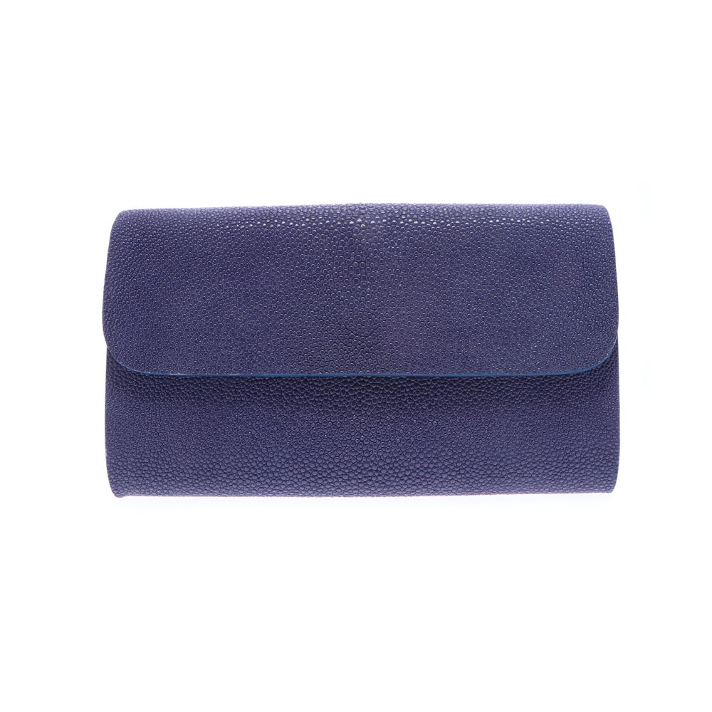 This elegant and sophisticated blue stingray chain bag is a great addition to any purse lovers collection. With the versatility to be worn as either a clutch or over the shoulder, this purse makes a great transitional bag from day to night. Blue Stingray Chain Bag