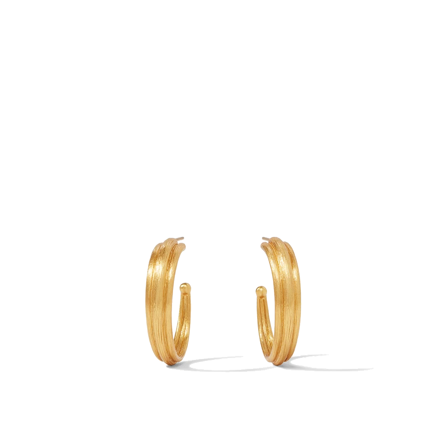 Elegantly scored hoop in a 24k yellow gold plate.
Model is wearing a medium. Barcelona Hoop Gold