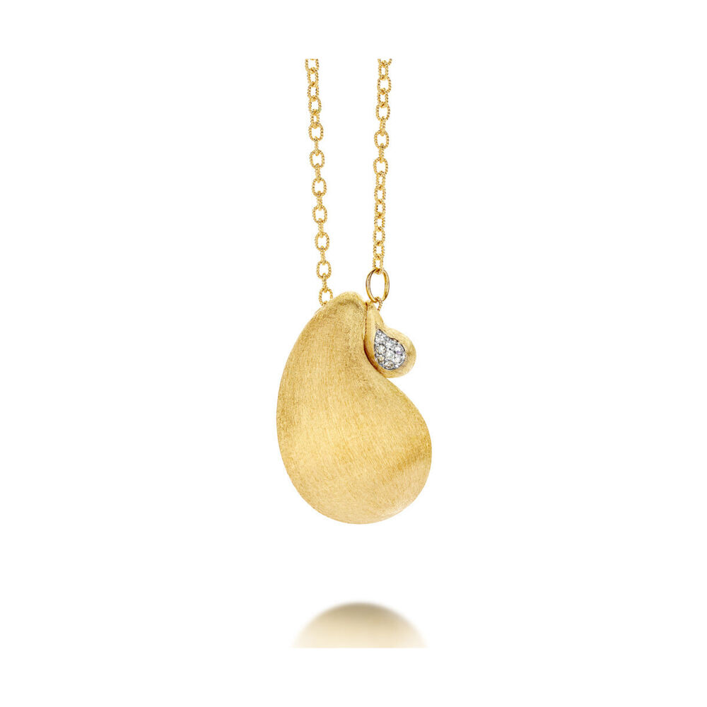 This absolutely stunning Cachemire necklace brought to you by Nanis brings modern elegance. The chain comes in a lightweight and classic design, paired with a gorgeous pendant with a total diamond carat weight of .021 carats. Cachemire Necklace