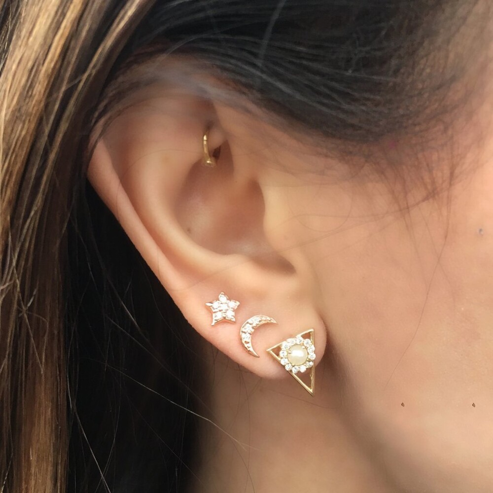 <div>These Triangle round studs with 14k gold are perfect for an everyday look or a big night out. The 14k gold shaped in a triangle with a white pearl and diamonds in the center. Eden Presley plays with the different materials creating a perfect blend between the three. This earring pairs well with other earrings or works really well alone. </div><div><br></div>Triangle Round Studs 14k Yellow Gold; Pearl & Diamonds; 12 X 9 Mm Triangle Round Studs in Pearl