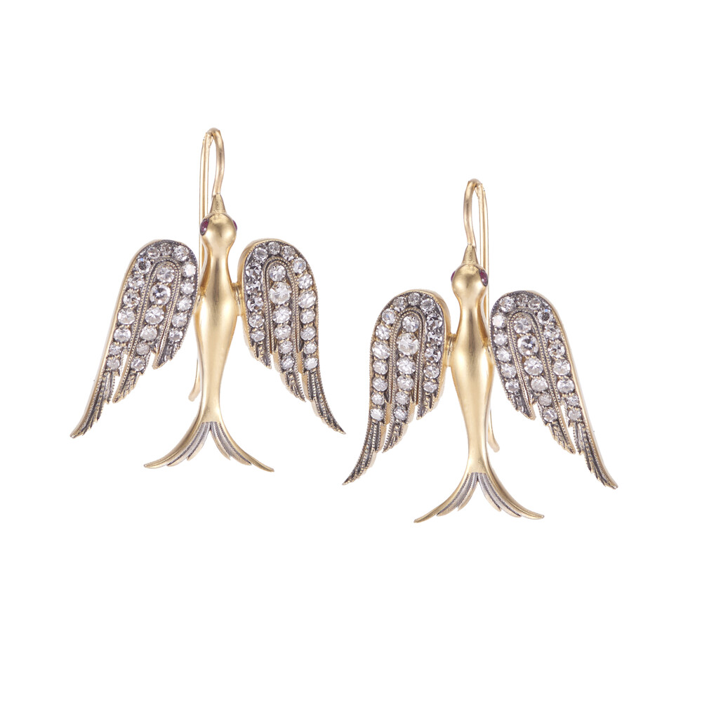 18k Yellow Gold
Single Cut Diamond Approx: 1.25tcw
Ruby Approx: 0.02cts
Size: 3/4"W x 1 1/4" L Large Swallow Earrings