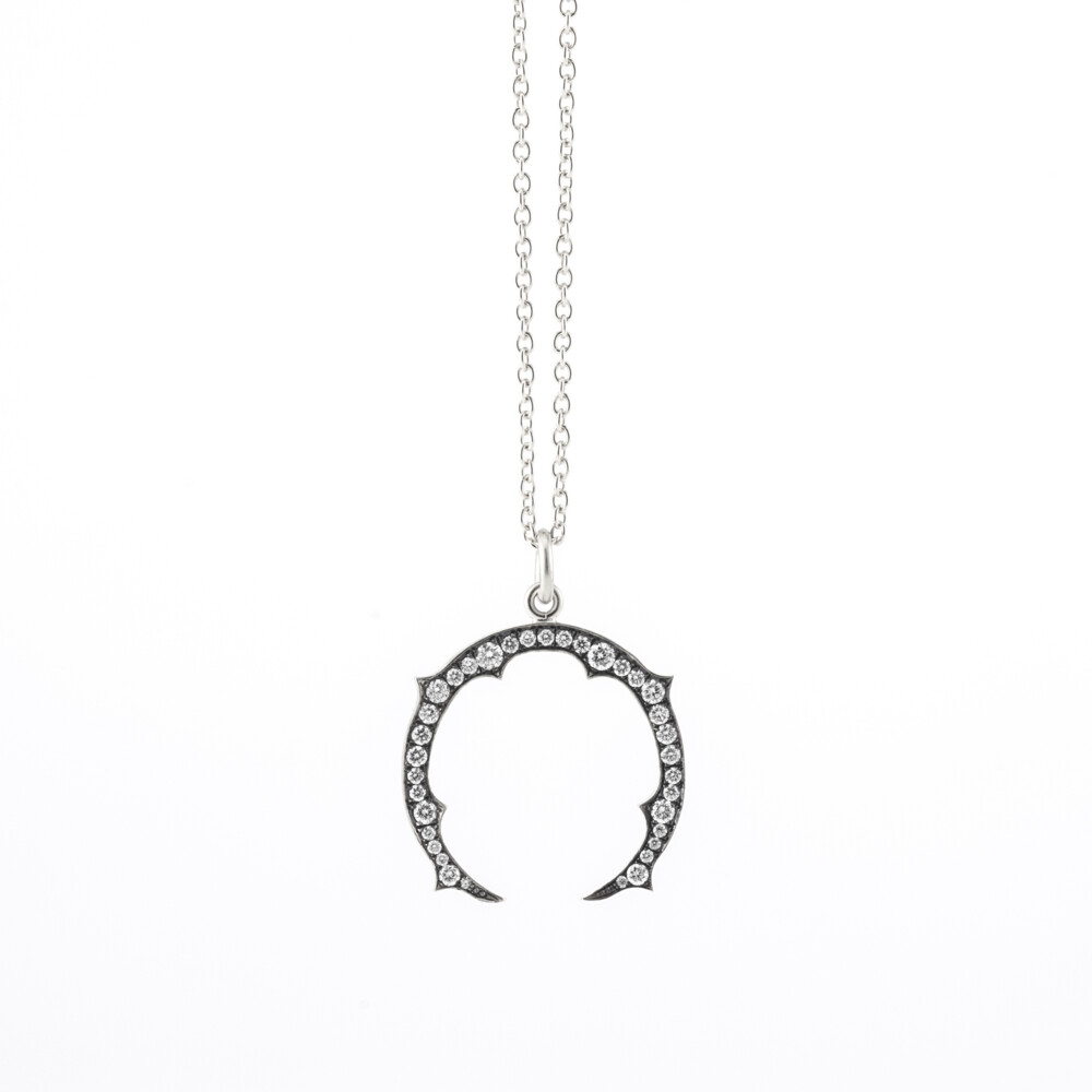 18k White Gold
Round Brilliant Cut Diamond Approx: 0.45tcw
Size: 18" Small Horseshoe Pendant w/ Chain
