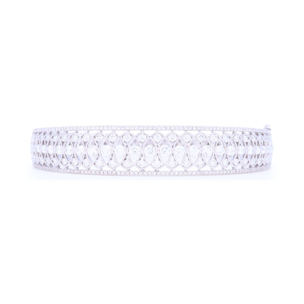 <div>This stunning bangle is crafted using 29 grams of 18k white gold and 3.53 carats of diamonds.</div>Diamond weight: 3.53ct Diamond Bangle 18k Gold with Diamonds