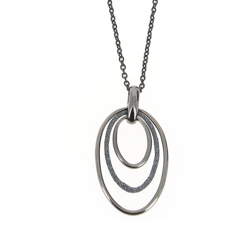This dark grey polvere tri hoop pendant is displayed in Ruthenium. Perfect for a casual occasion, or for a nice night out. Polvere Tri Hoop Pendant Short Necklace Ruthenium Dark Gray Polvere