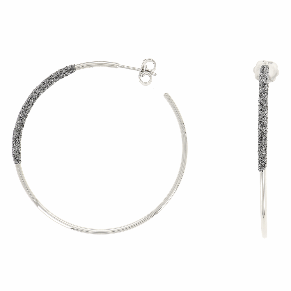 These Thin Diamanti Large Hoop Earrings by Pesavento are the perfect addition to any jewelry lovers collection. With 18k white gold and storm grey diamond dust, these earrings are sure to dazzle, no matter the occasion.
Thin Diamanti Large Hoop Earrings