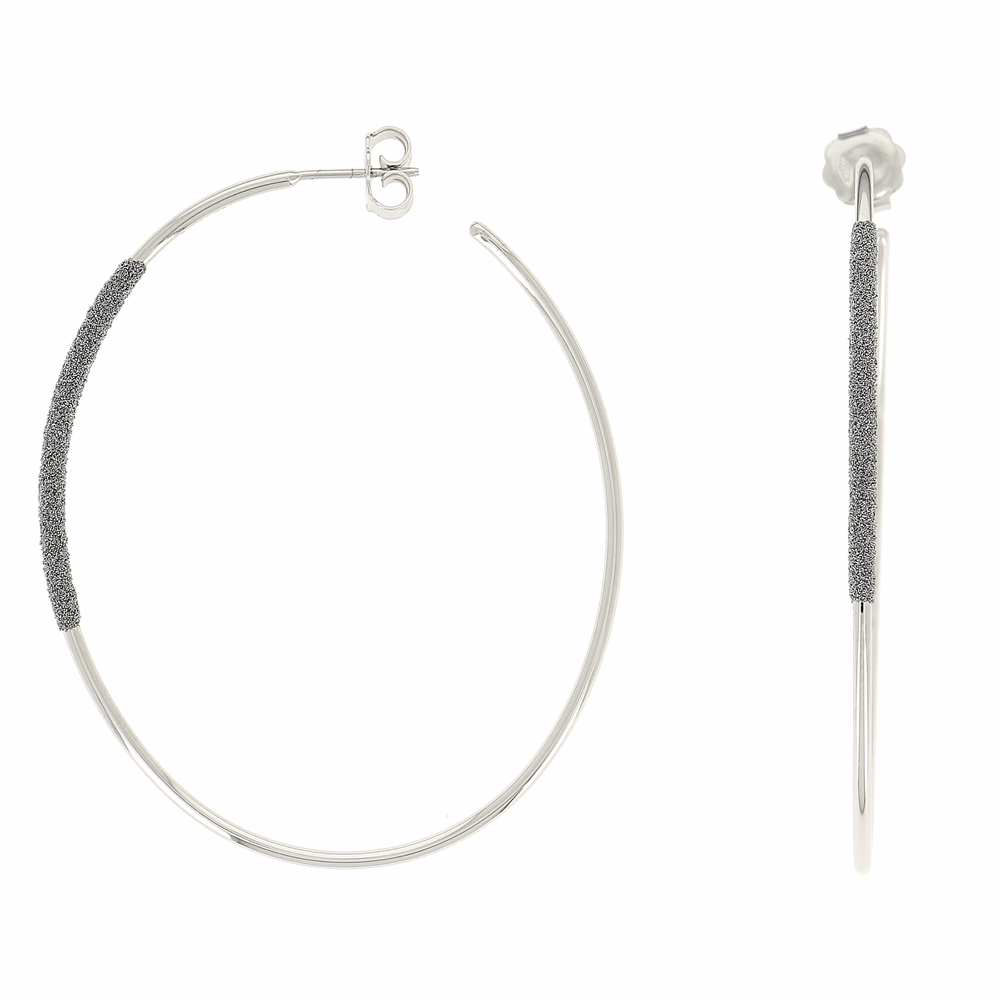 These Thin Diamanti Large Oval Earrings by Pesavento are the perfect addition to any jewelry lovers collection. With 18k white gold and storm grey diamond dust, these earrings are sure to dazzle, no matter the occasion. Thin Diamanti Large Oval Earrings